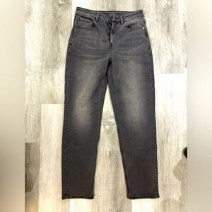 American eagle, women’s straight jeans, dark grey wash. Size 6 standard.